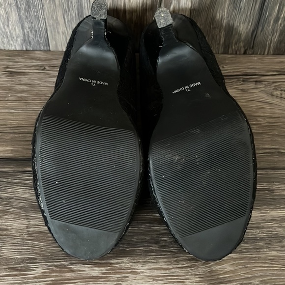 LE CHATEAU Black Lace Close Toe Heels - Picture 7 of 8